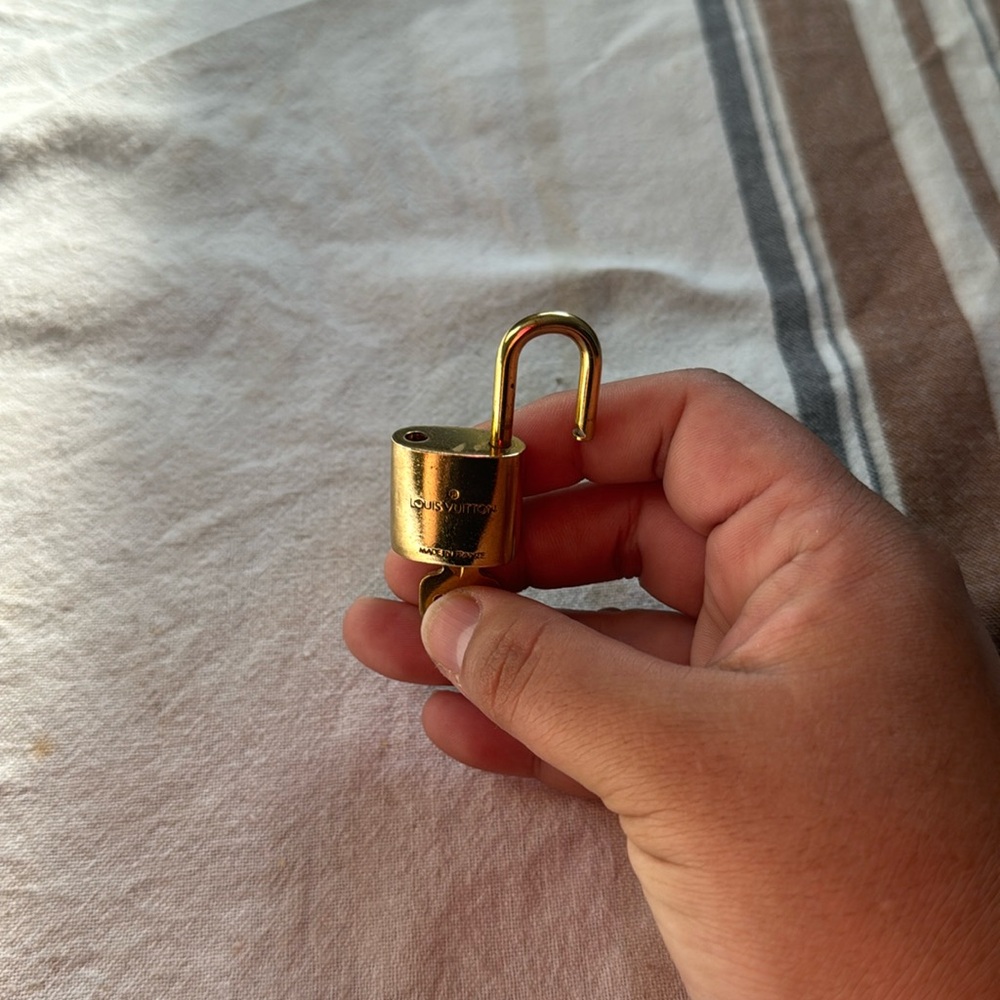 LV Lock & Key #300 - Picture 4 of 4